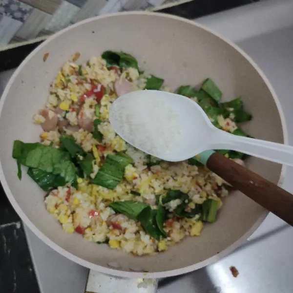 Bumbui dengan gula dan garam aduk rata lalu koreksi rasa angkat dan sajikan.