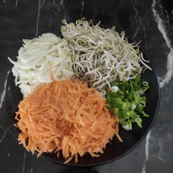 Bersihkan sayur kemudian potong atau serut memanjang lalu sisihkan.