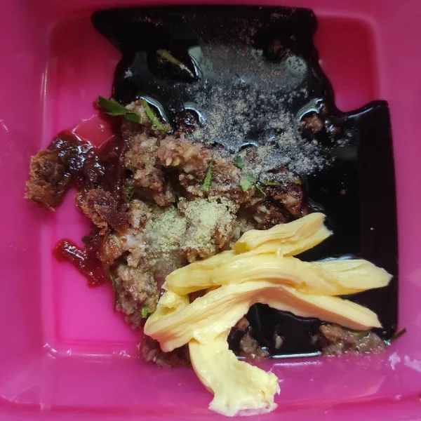 Tambahkan margarin, kecap manis, garam, gula, lada bubuk, dan kaldu bubuk.