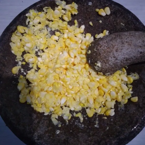 Tumbuk kasar jagung atau bisa juga diblender, disesuaikan dengan selera.