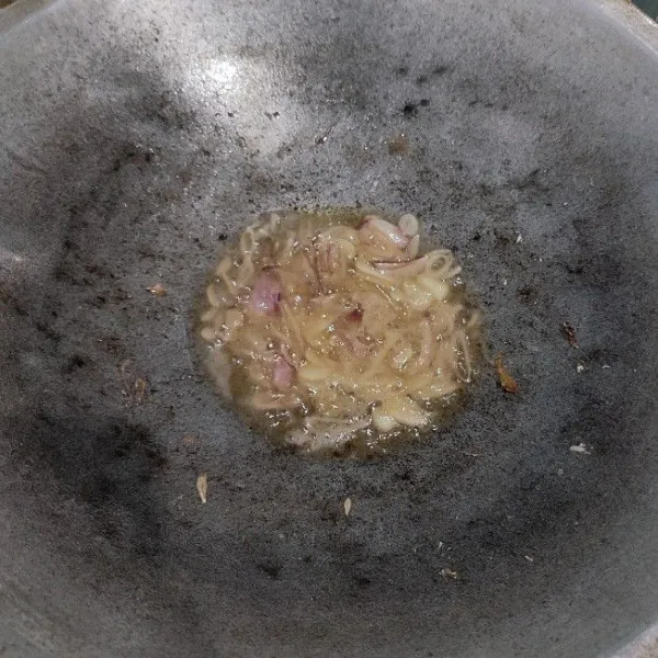 Tumis bawang merah dan bawang putih hingga wangi.