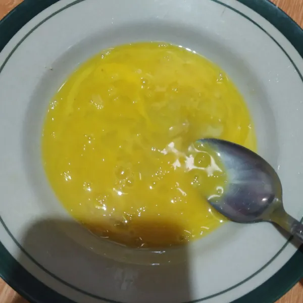 Kocok lepas telur bersama garam, kaldu bubuk, dan lada bubuk.