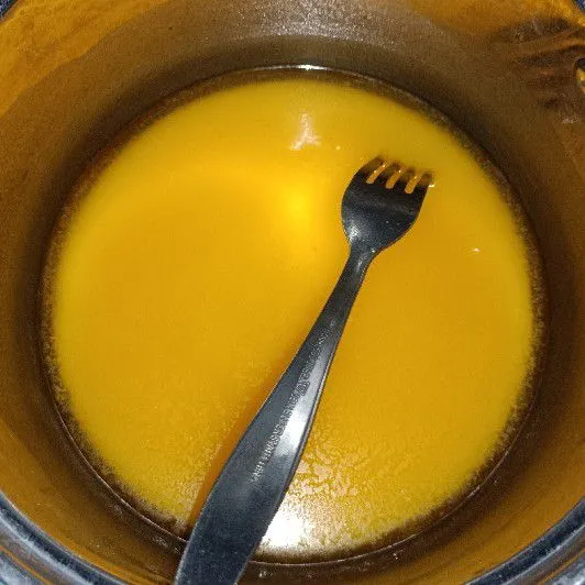 Cairkan mentega dengan cara double boiler.