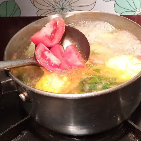 Masukkan juga tomat yang telah diiris, air asam jawa, dan garam. Aduk rata. Masak sampai kuah mendidih masukkan kembali.