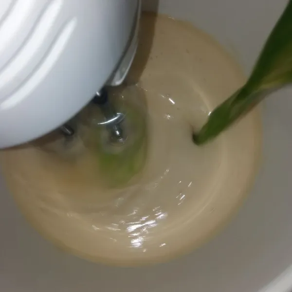 Mixer telur, gula pasir, baking powder, dan soda kue dengan kecepatan tinggi sampai mengembang. Jika sudah mengembang, turunkan kecepatan mixer lalu tuang rebusan jus pandan santan.