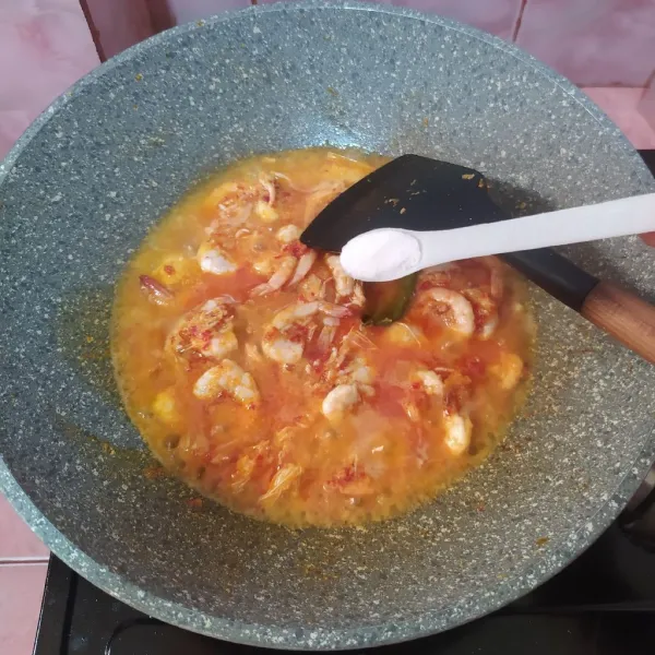Tuang air, bumbui garam, gula merah, dan kaldu bubuk.