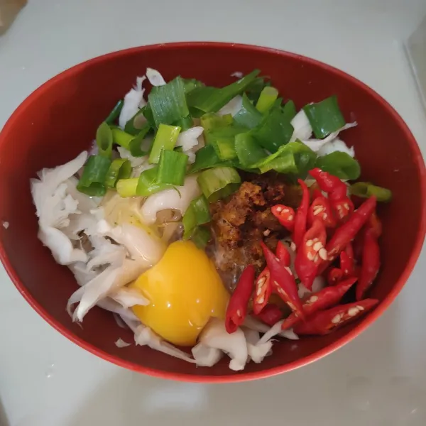 Iris daun bawang dan cabe kriting, campurkan dengan jamur dan telur, bumbui dengan kaldu jamur dan garam.