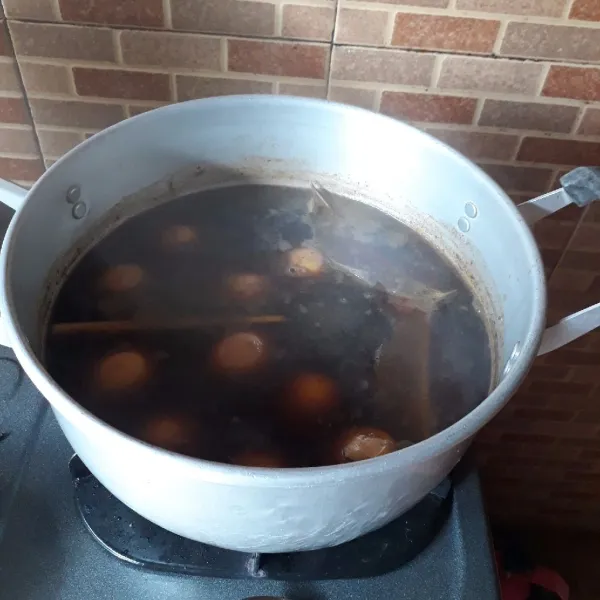Masak hingga mendidih dan air berkurang 1/3 bagian. Matikan kompor. Diamkan semalaman agar bumbu meresap.