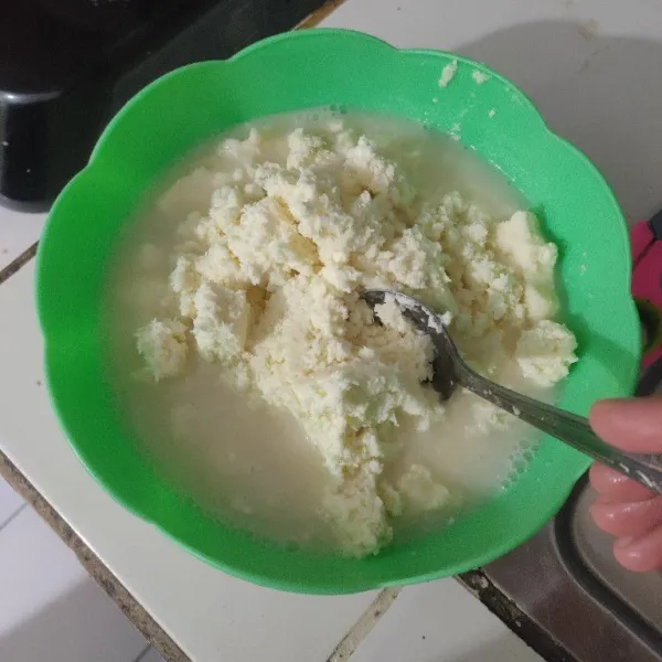 Masukan kelapa parut, aduk hingga rata.