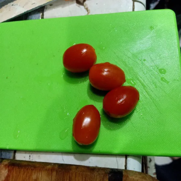 Sediakan tomat, lalu belah dua