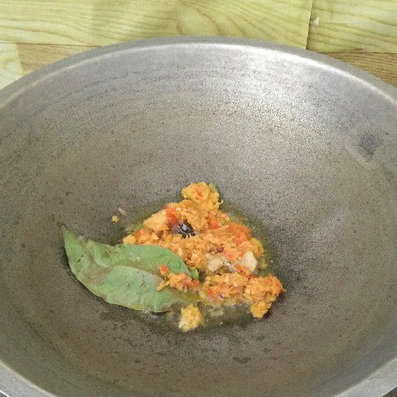 Gongso bumbu halus dan daun salam hingga aromanya harum.