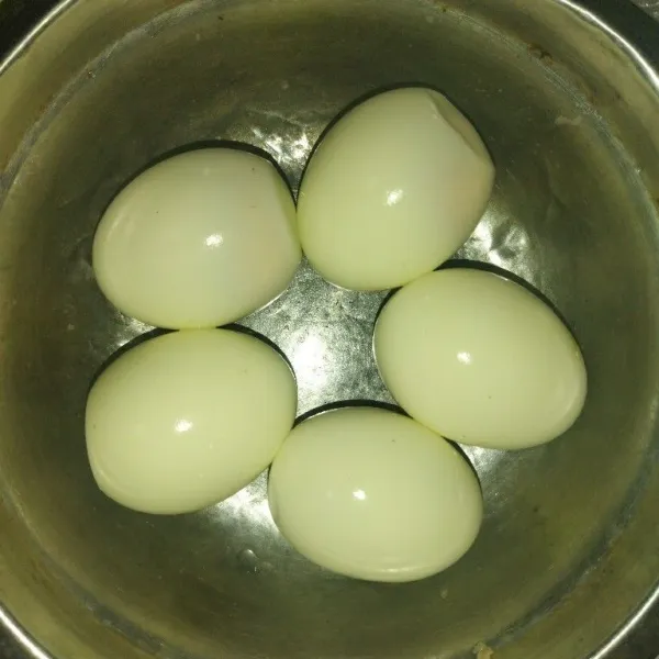 Siapkan telur yang sudah direbus.