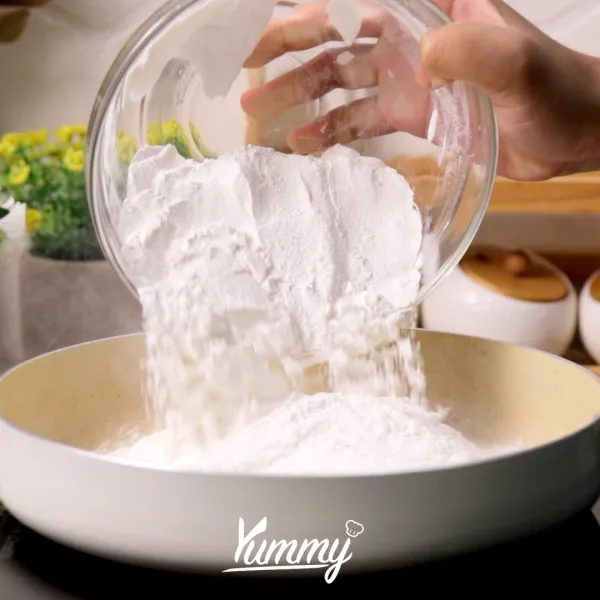 Siapkan pan lalu sangrai tepung ketan bersama daun pandan sampai daun kering. pindahkan tepung ke dalam wadah, sisihkan.