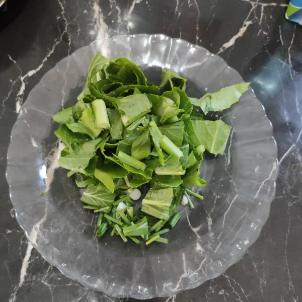 Iris sawi dan daun bawang yang sudah dibersihkan lalu tiriskan.