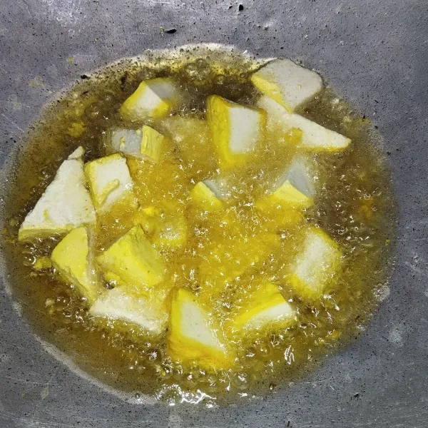 Potong tahu sesuai selera, lalu goreng hingga matang.