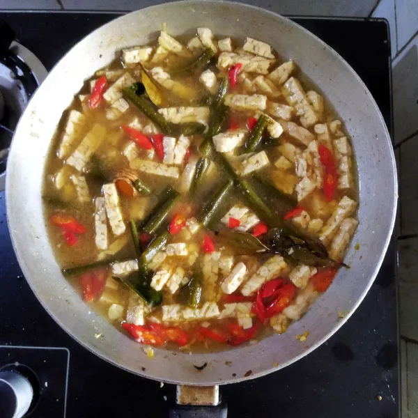 Masukkan kacang panjang dan cabe merah. Aduk merata dan didihkan.