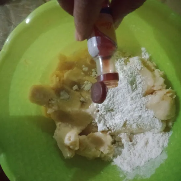 Tambahkan vanila dan gula,