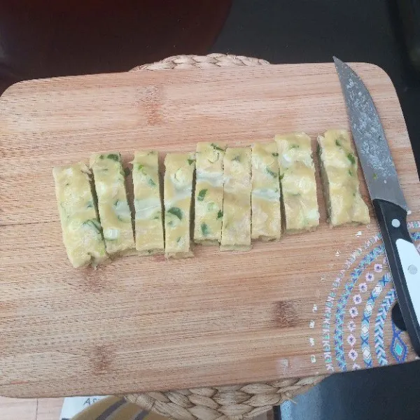 Lalu keluarkan dari loyang dan potong sesuai selera besarnya.