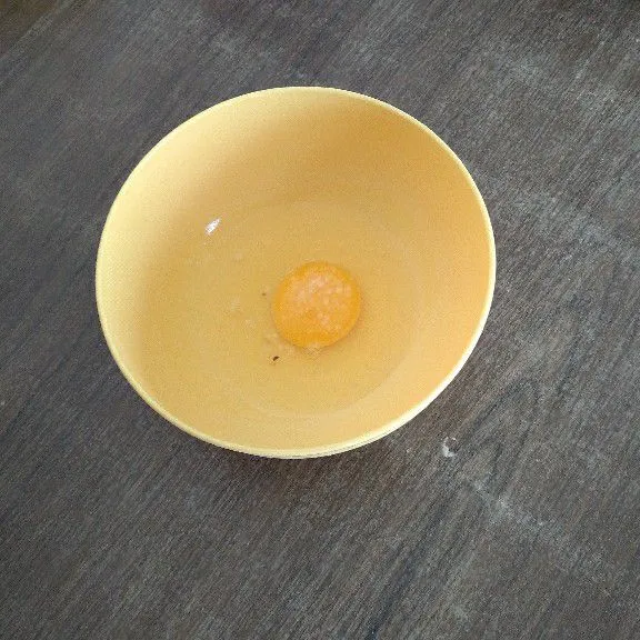 Pecahkan telur ayam secara bergantian dan tambahkan kaldu jamur, garam, dan lada.