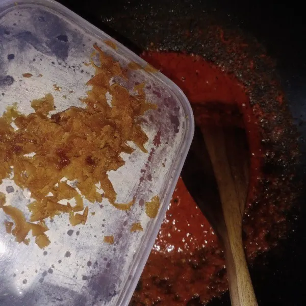 Masukkan sedikit gula merah dan terasi.