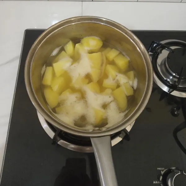 Kupas kulit kentang, potong-potong lalu rebus selama 15 menit. Tiriskan.