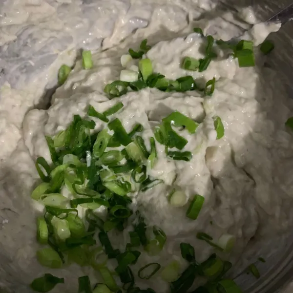Beri potongan daun bawang.
