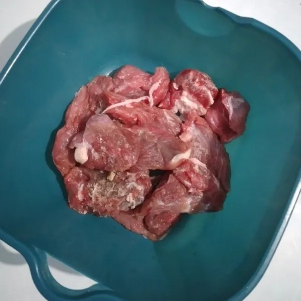 Cuci bersih daging, potong dadu. Cuci kembali, tiriskan.