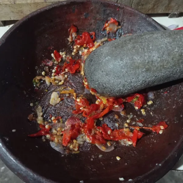 Pindahkan ke cobe lalu beri kencur, garam dan gula ulek sampai halus, cek rasa.