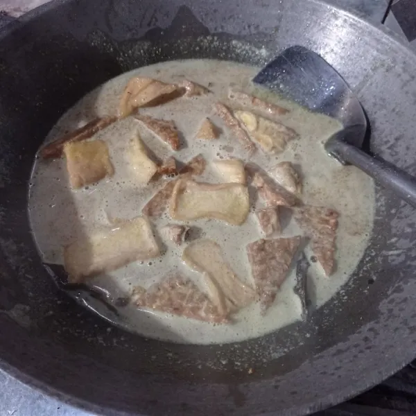 Masukan tahu dan tempe, aduk dan rata masak sampai tanak.