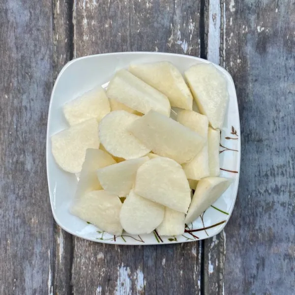 Kupas dan potong-potong bengkoang.