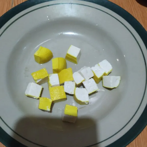 Cuci tahu lalu potong dadu kecil.