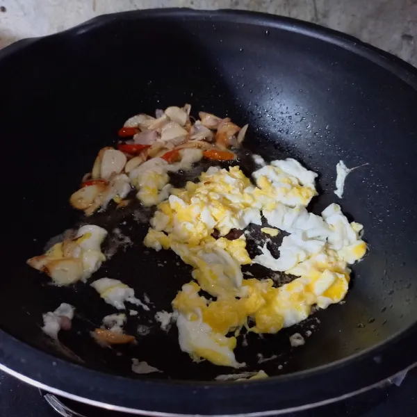 Masukkan telur dan orak arik.