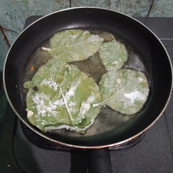 Goreng sampai matang, kuning keemasan.