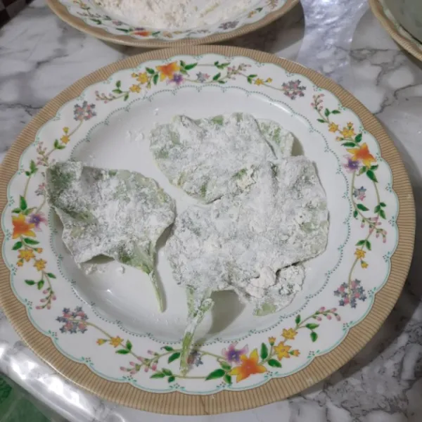 Balur daun bayam ke bahan celupan lalu gulingkan ke bahan kering.