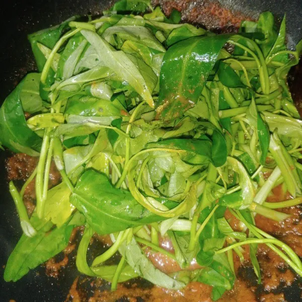 Lalu masukkan kangkung.