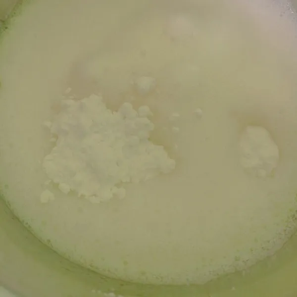Mixer sampai berbusa, lalu masukkan gula halus secara bertahap sebanyak 3x