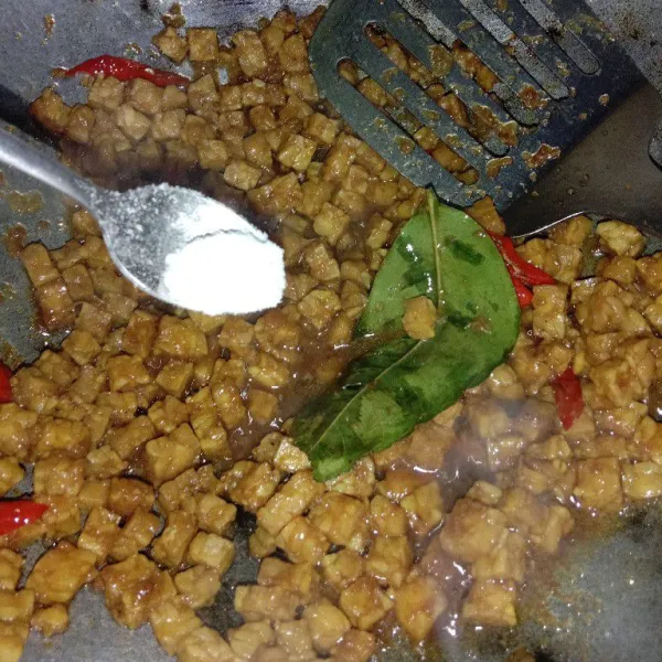 Tambahkan garam dan kaldu bubuk, aduk rata. Masak sampai air menyusut, angkat.