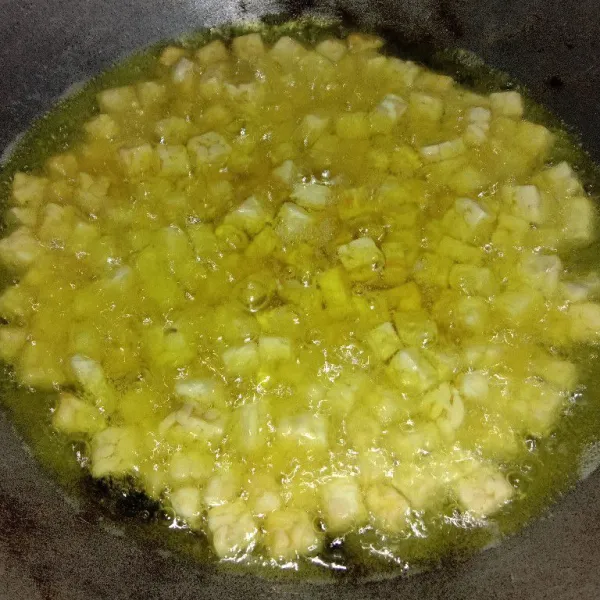 Potong dadu tempe, goreng sampai garing, angkat dan sisihkan.