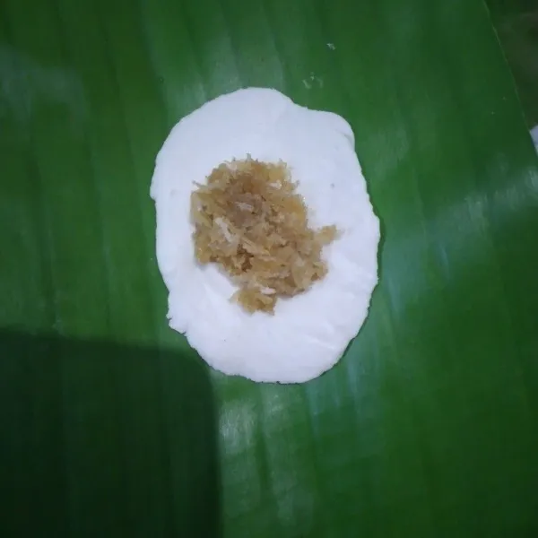 Ambil adonan 1 sdm pipihkan bulat isi dengan unti kelapa, kemudian tutup (lakukan sampai semua bahan habis).