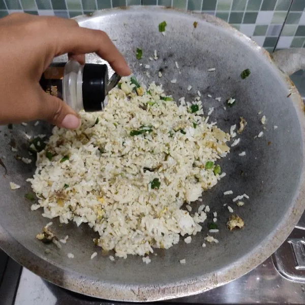 Bumbui dengan semua bahan seasoning. Aduk rata masak hingga nasi agak kering. Koreksi rasanya kemudian matikan api.