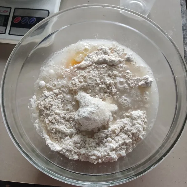 Masukkan tepung terigu, telur, gula, air, dan garam ke dalam wadah
