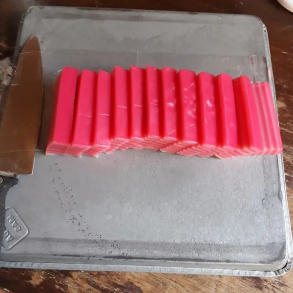 Tunggu hingga dingin baru keluarkan dari loyang dan potong - potong. Lapisi pisau dengan plastik saat memotong agar tidak lengket.
