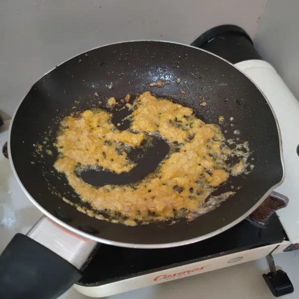 Haluskan bumbu halus, kemudian tumis hingga wangi.
