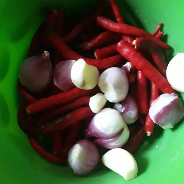 Siapkan cabai dan bawang.