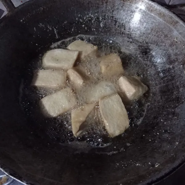 Potong sesuai selera tahu dan tempe lalu goreng setengah matang, tiriskan.