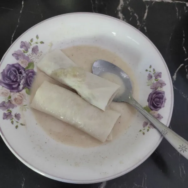 Larutan tepung bumbu lalu celupkan gulungan lumpia kedalam tepung.