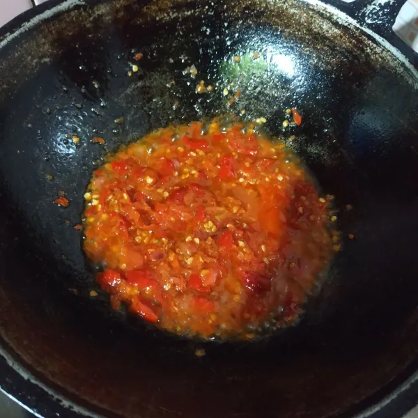Ulek kasar cabe merah keriting, bawang putih, bawang merah, dan tomat. Tumis sampai matang dan harum, bumbui dengan garam dan kaldu bubuk