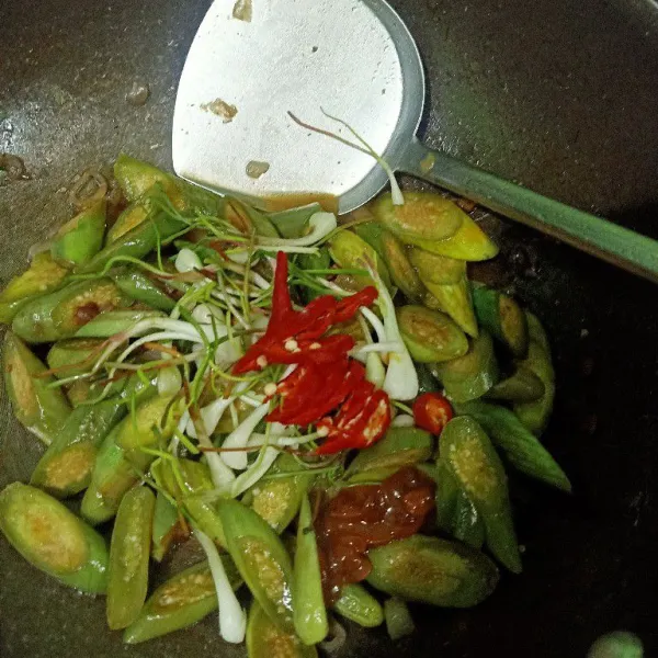 Tambahkan irisan cabe merah dan lokio. Masukkan garam, merica bubuk dan bubuk kaldu jamur. Oseng sampai tercampur rata. Cicipi koreksi rasa.