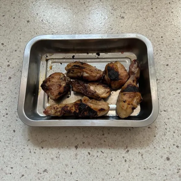 Potong ayam menjadi 6 bagian lalu dicuci bersih dan dibakar diatas bara api.