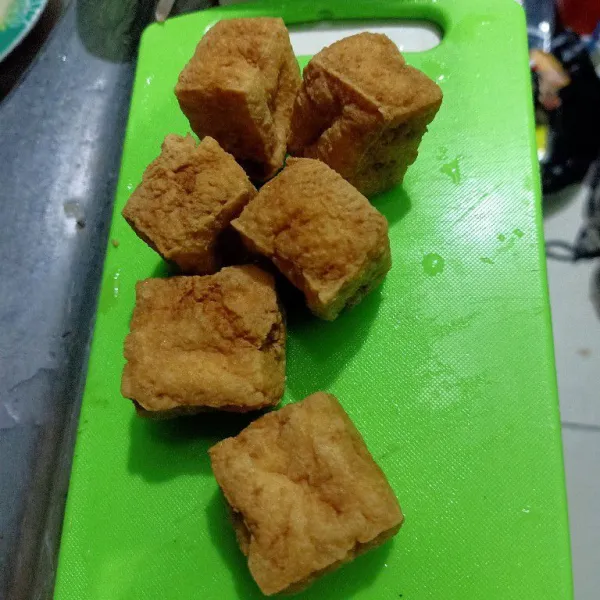 Siapkan tahu pong lalu potong kasar. Lalu salin ke dalam piring.